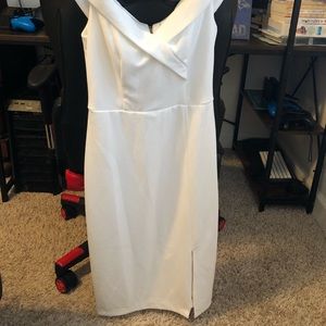 Shoulder dress with slit